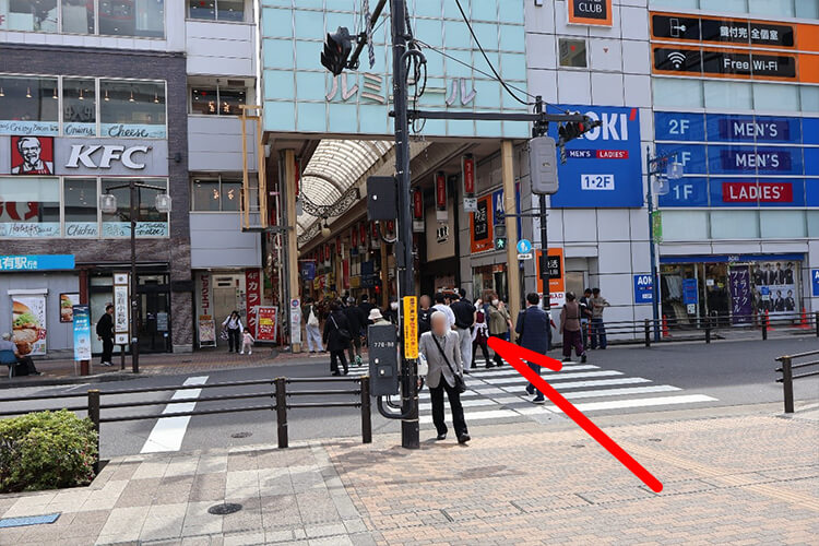 改札を出て右折、駅南口ロータリーから出発