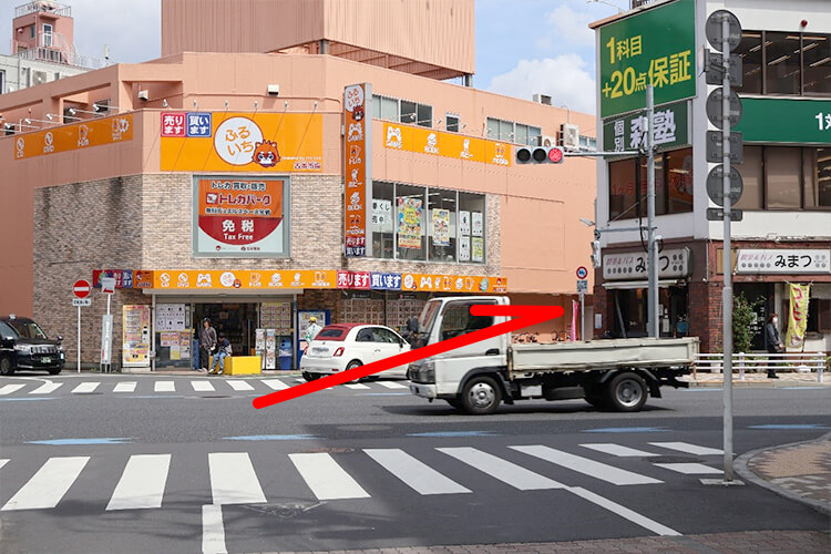 「古本市場新小岩店」さんの右側の道路を右折