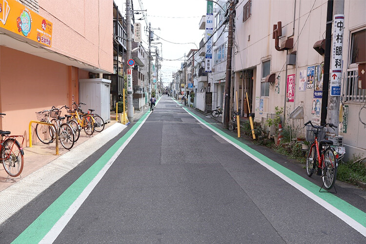 住宅街の中の道を東に向かって直進