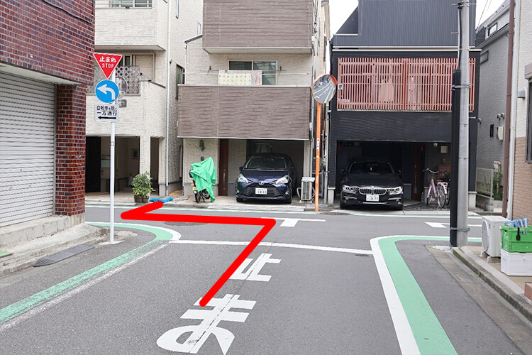 道なりにまっすぐ進んで突当たりを左折へ